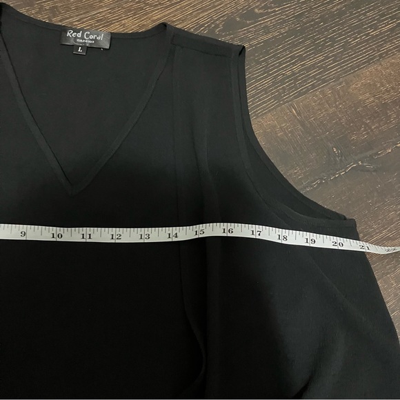 Red Coral | Black sleeveless blouse - Picture 4 of 6